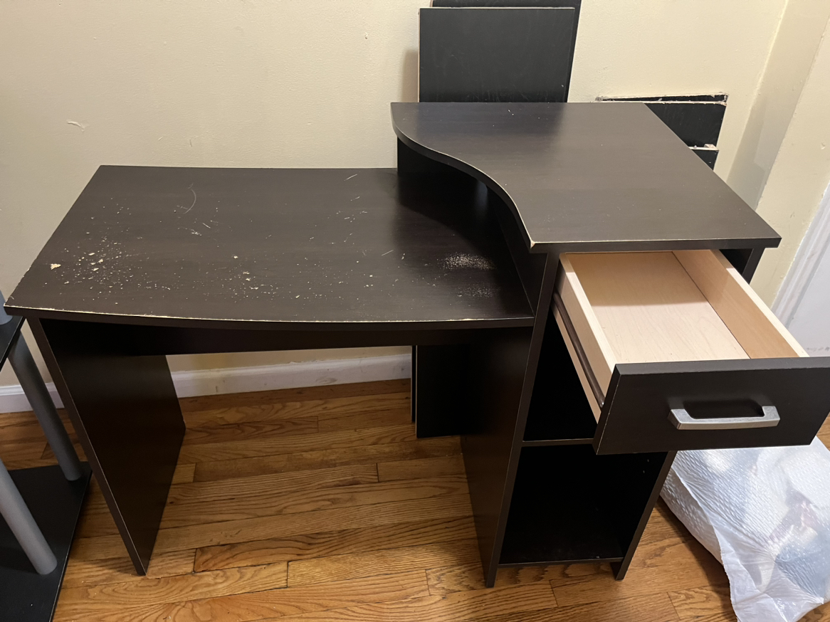 Desk - photo 2