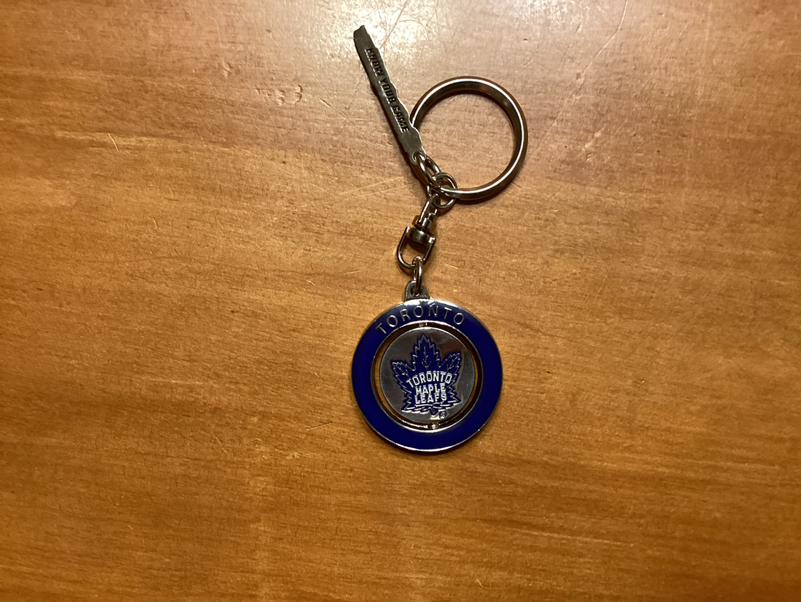 TORONTO MAPLE LEAFS new key chain & crest ! image indicator(5)