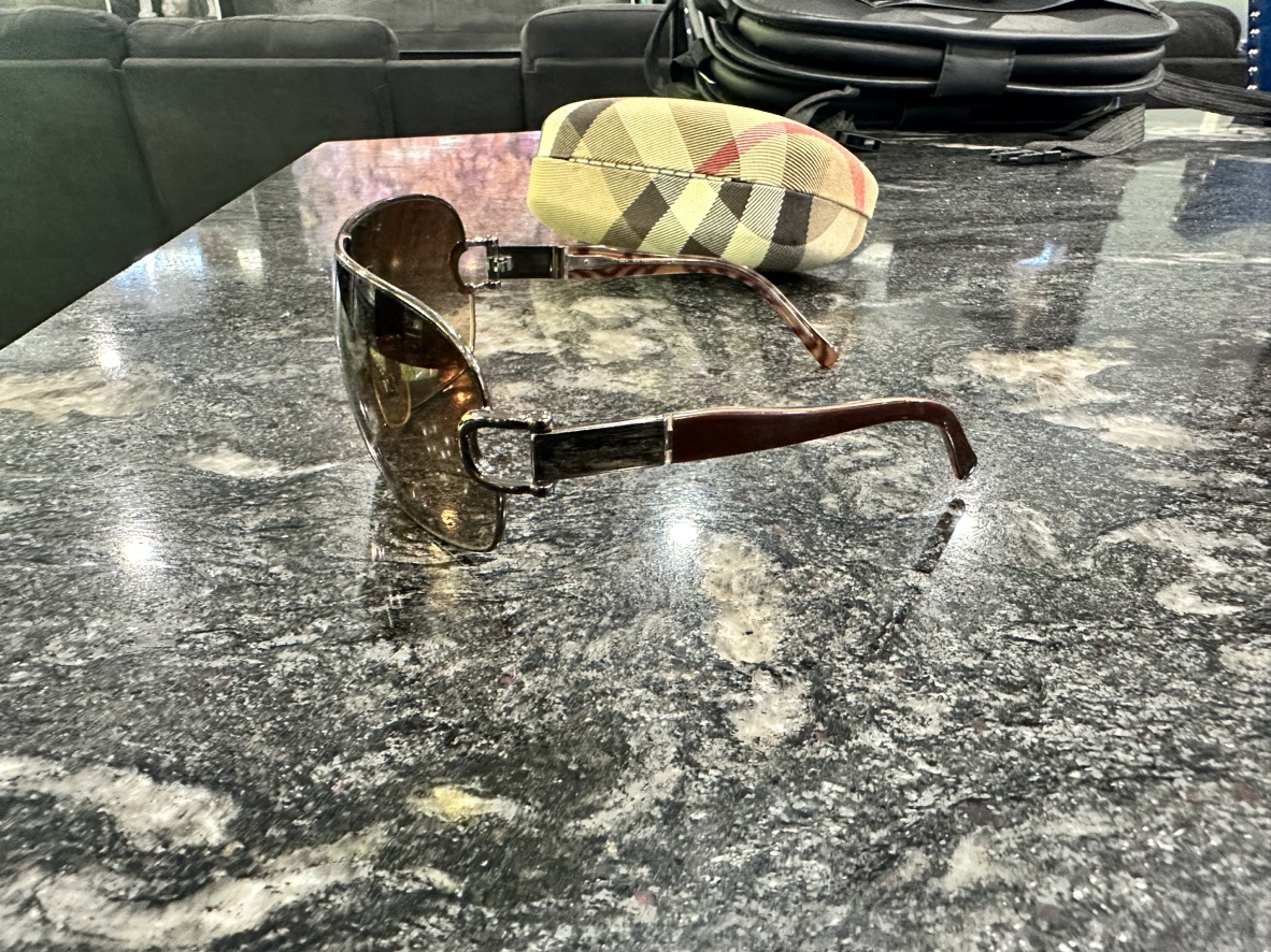 Burberry unisex sunglasses in fantastic condition - photo 5