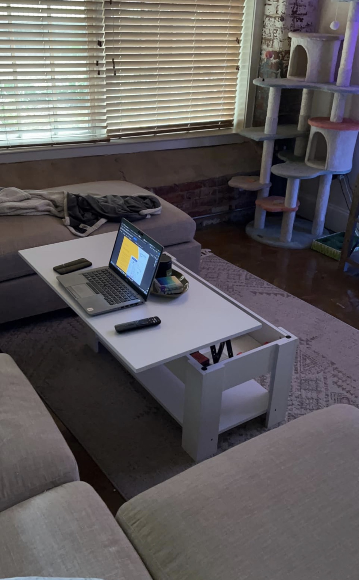 Lift top coffee table in white - photo 2