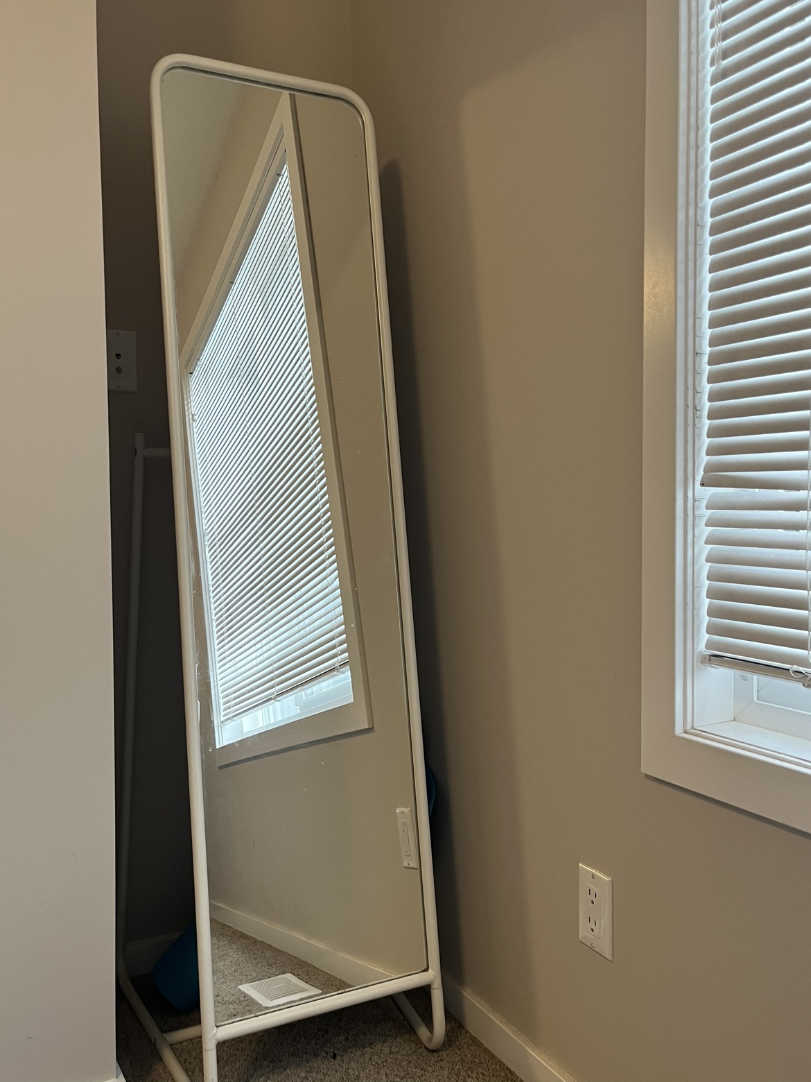Standing mirror with hanging hooks