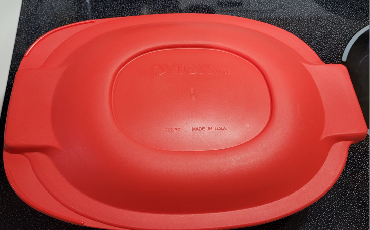 Pyrex baking dish/glassware with cover