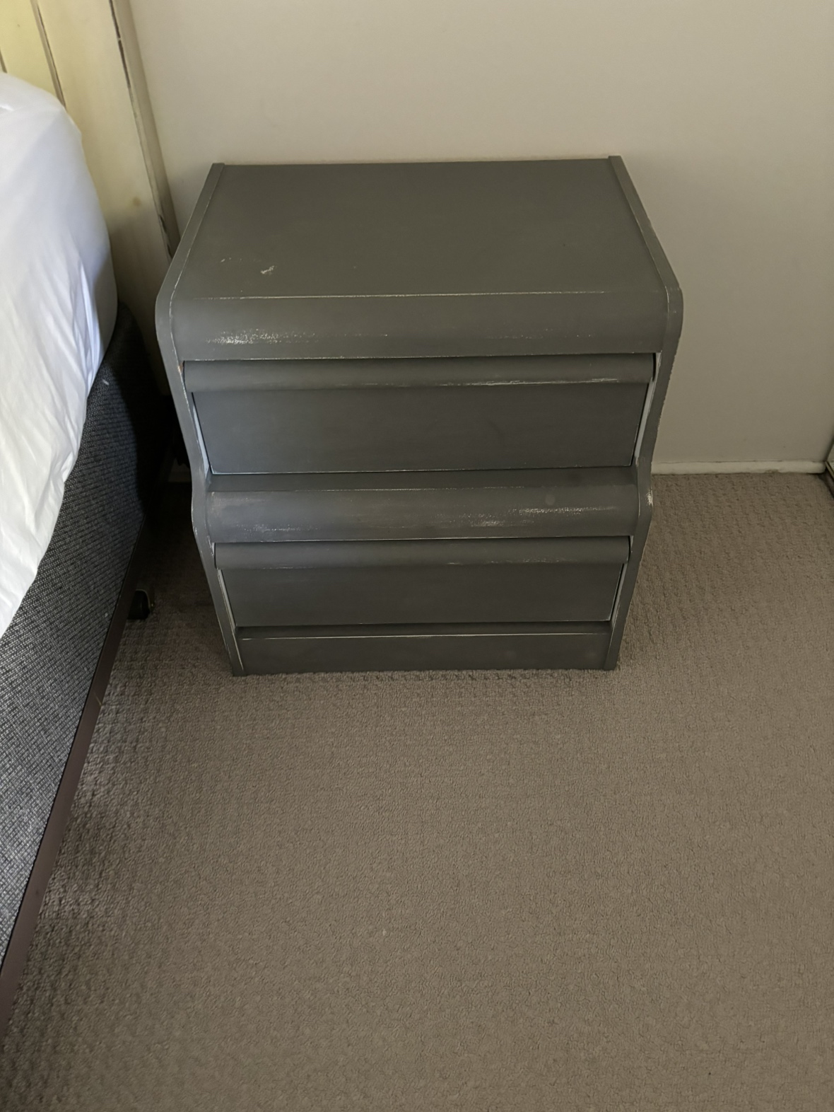 6 drawer dresser and 2 night stands🦃 - photo 4