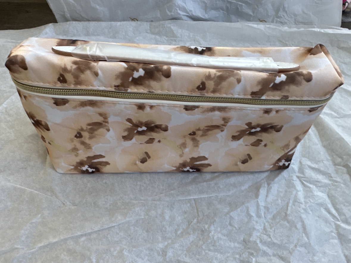 Estée Lauder cosmetic bag thumbnail