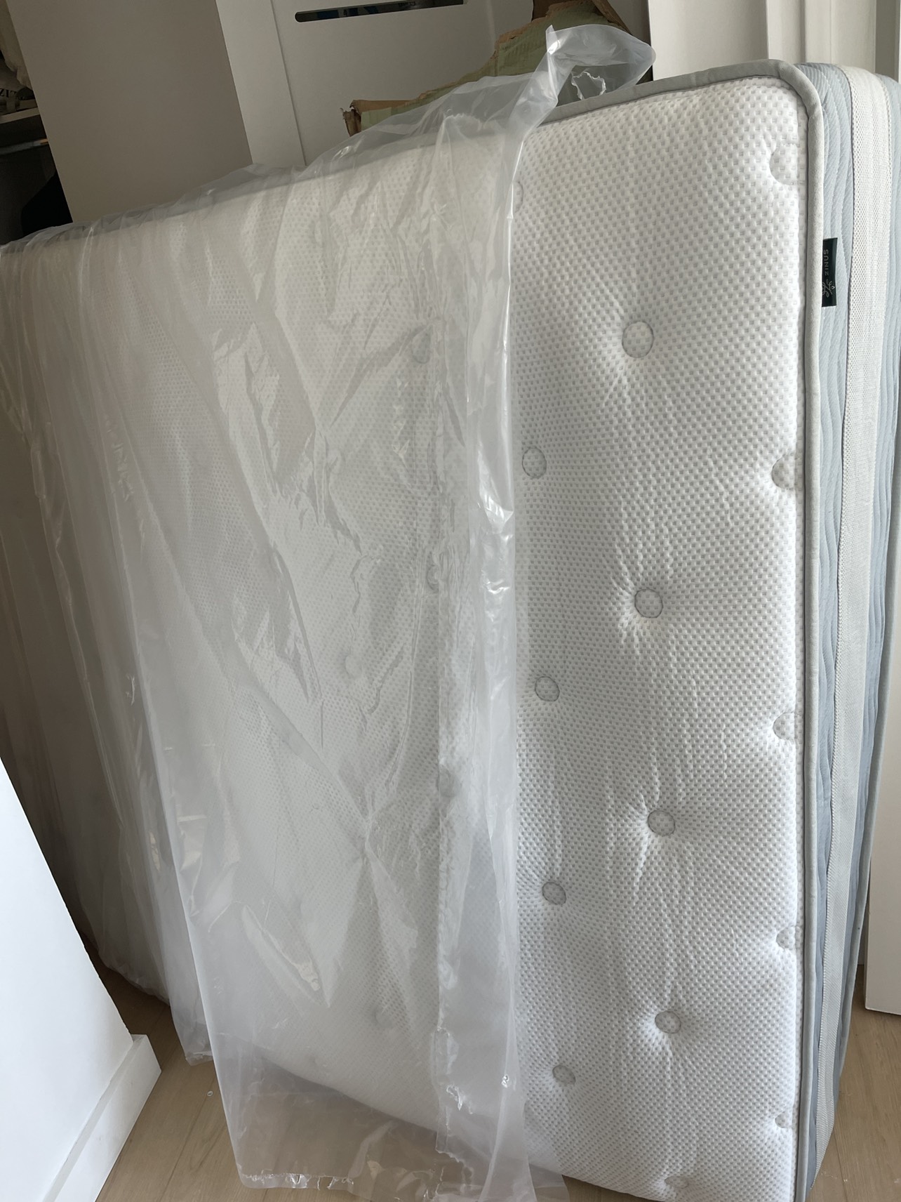 Quick sale)Zinus Queen Mattress 12 inch memory foam