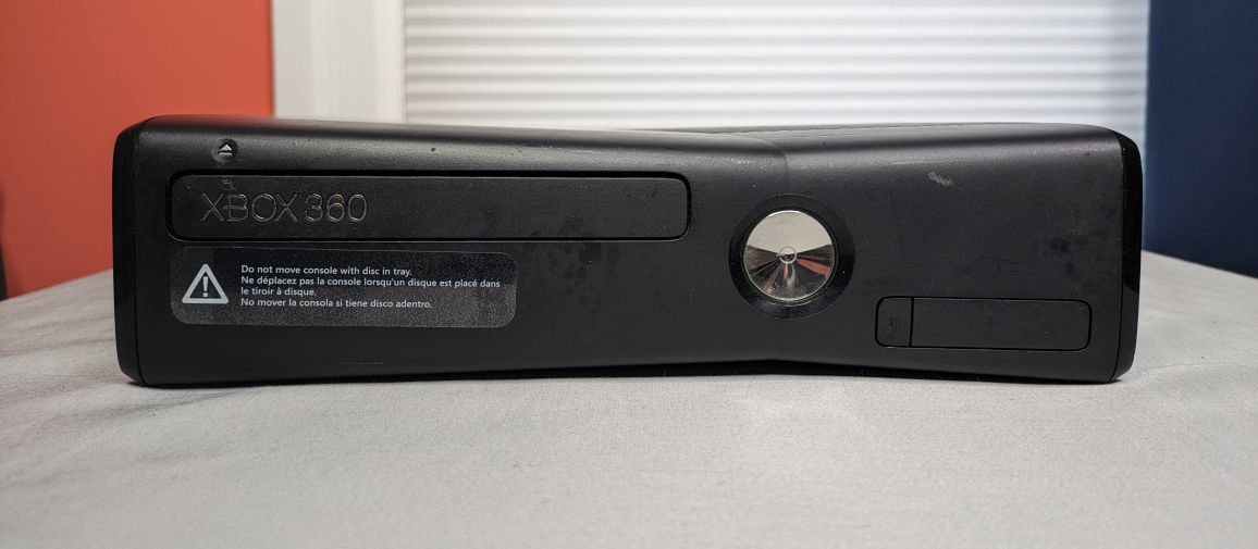 Xbox 360 S - 4GB - Working thumbnail