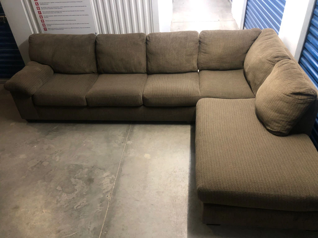 FREE DELIVERY 🚚💨4 SEATER L- SHAPED SECTIONAL SOFA/COUCH thumbnail