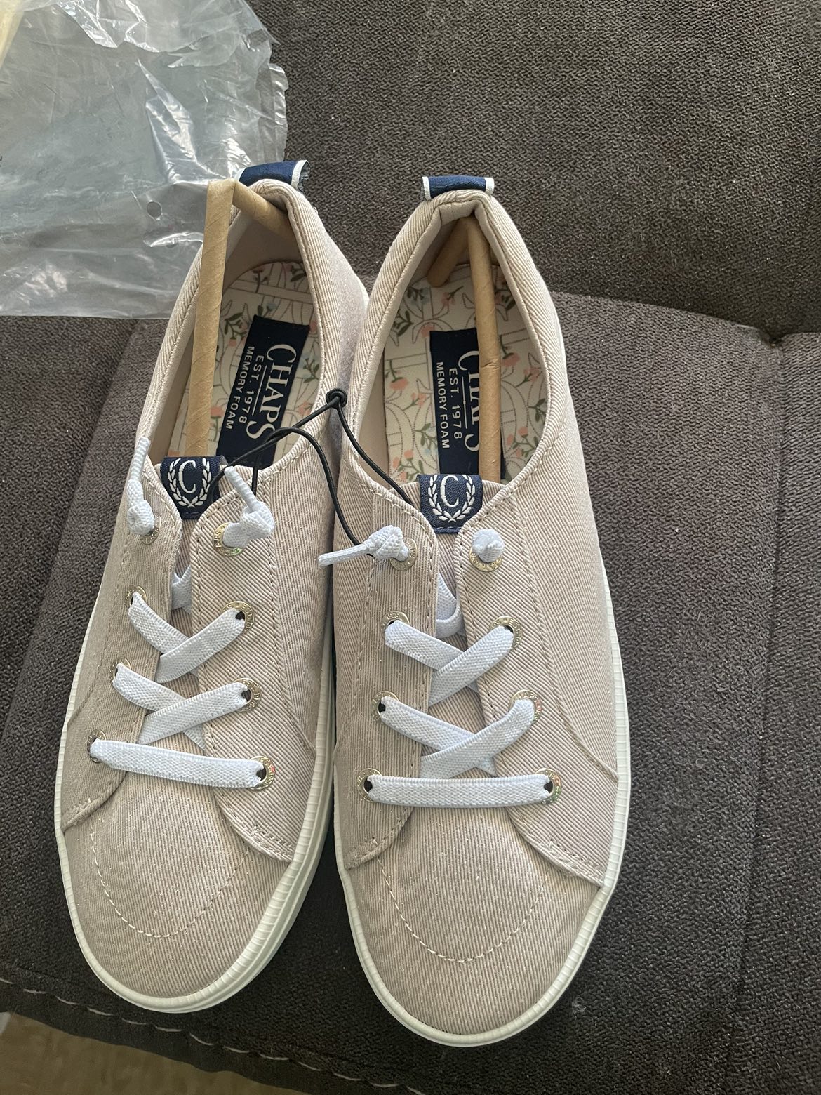 Chaps women’s laced up sneakers sizes 7 and 8 - photo 5
