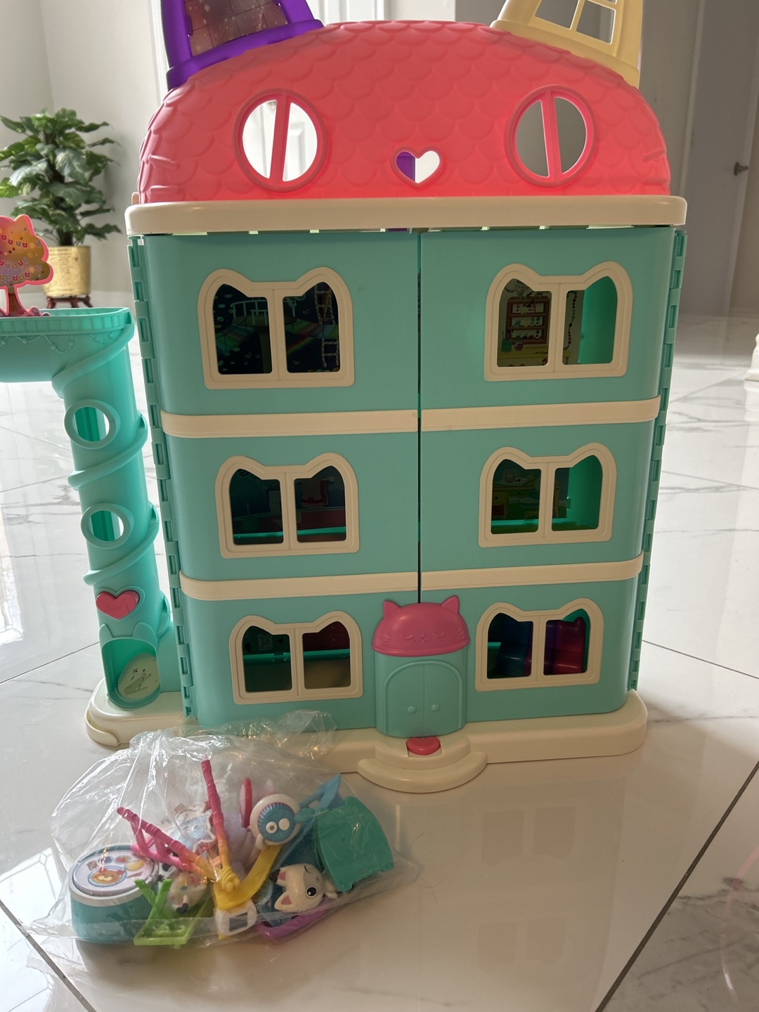Gabbys dollhouse with pieces and characters included thumbnail