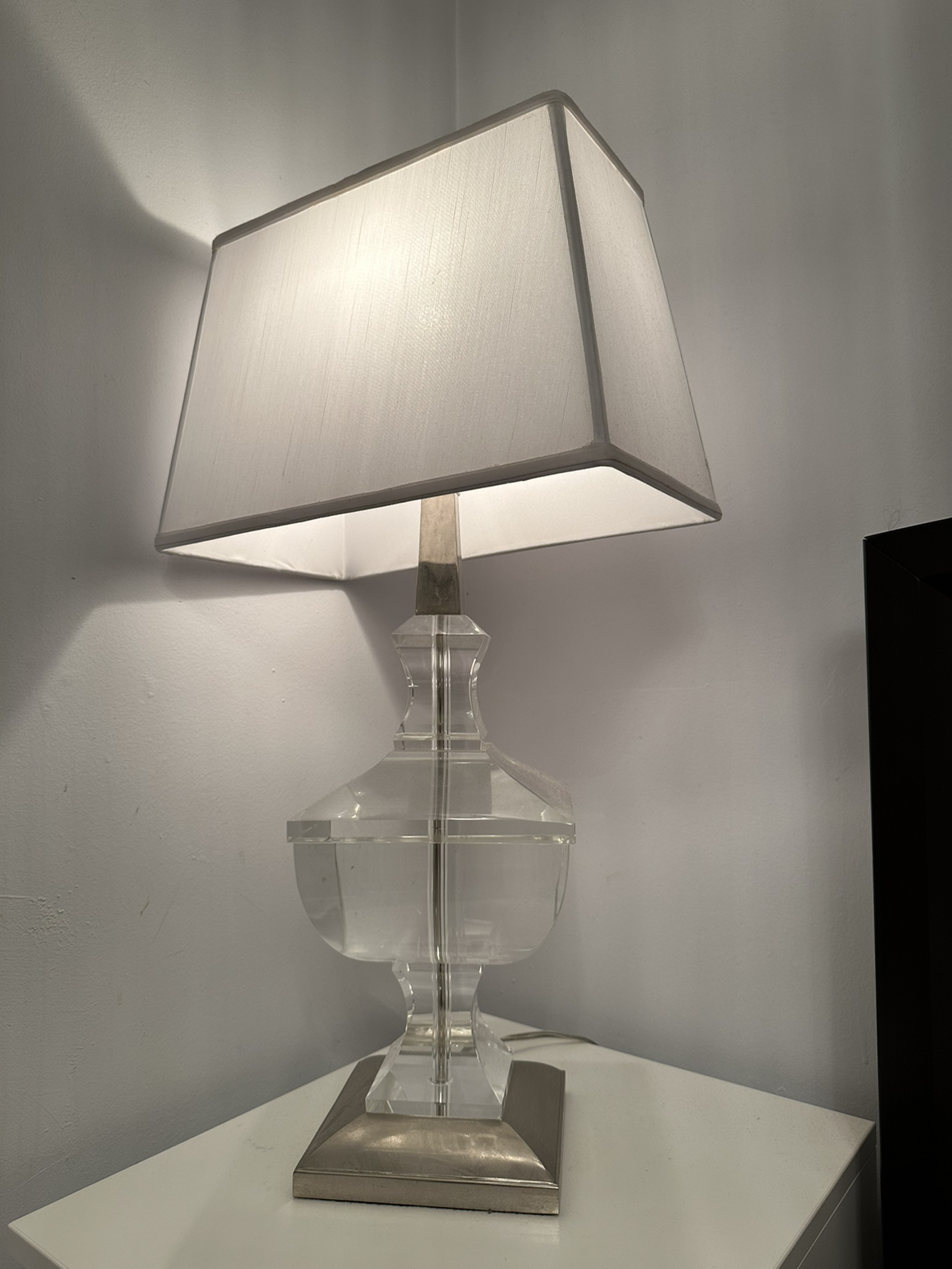 Acrylic base table lamp