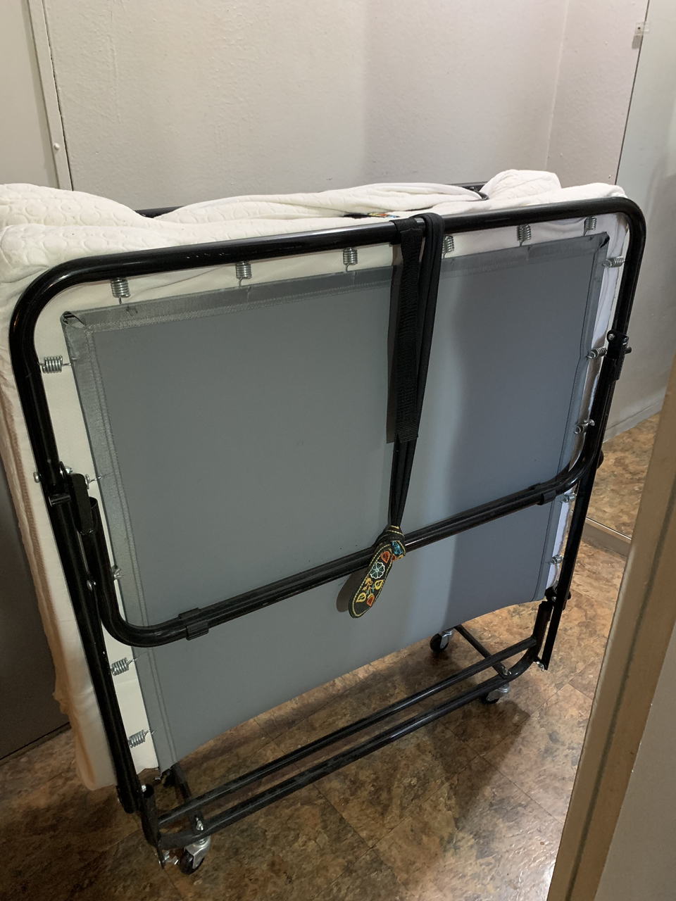 Foldable twin bed/new mattress - photo 2
