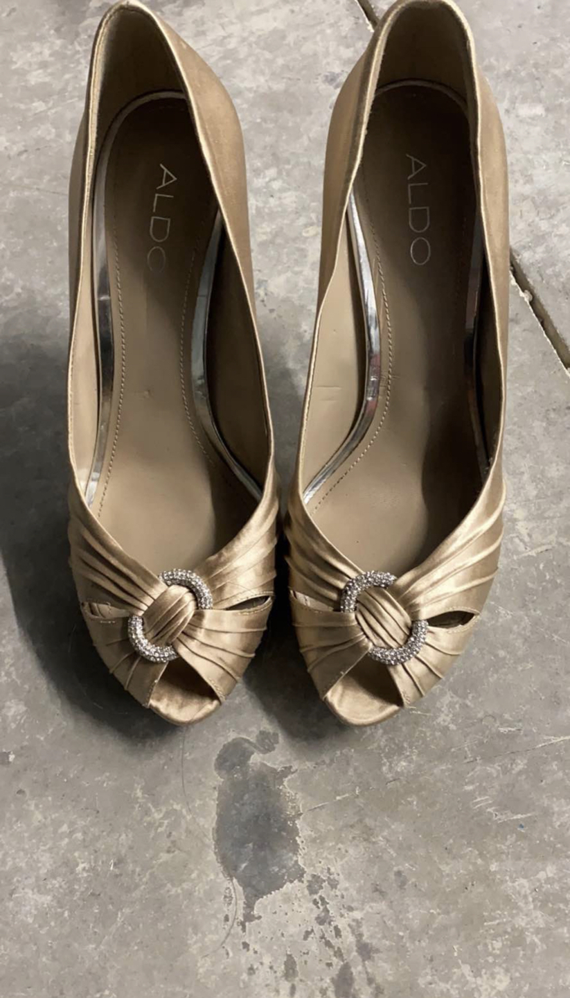 🎁 Beige heels size 9
