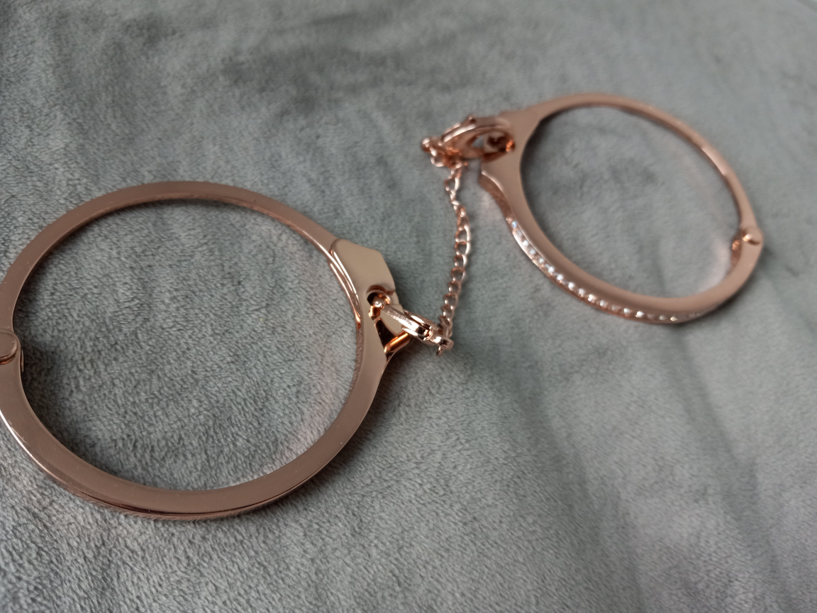 Gold Handcuffs with Diamonds - photo 4
