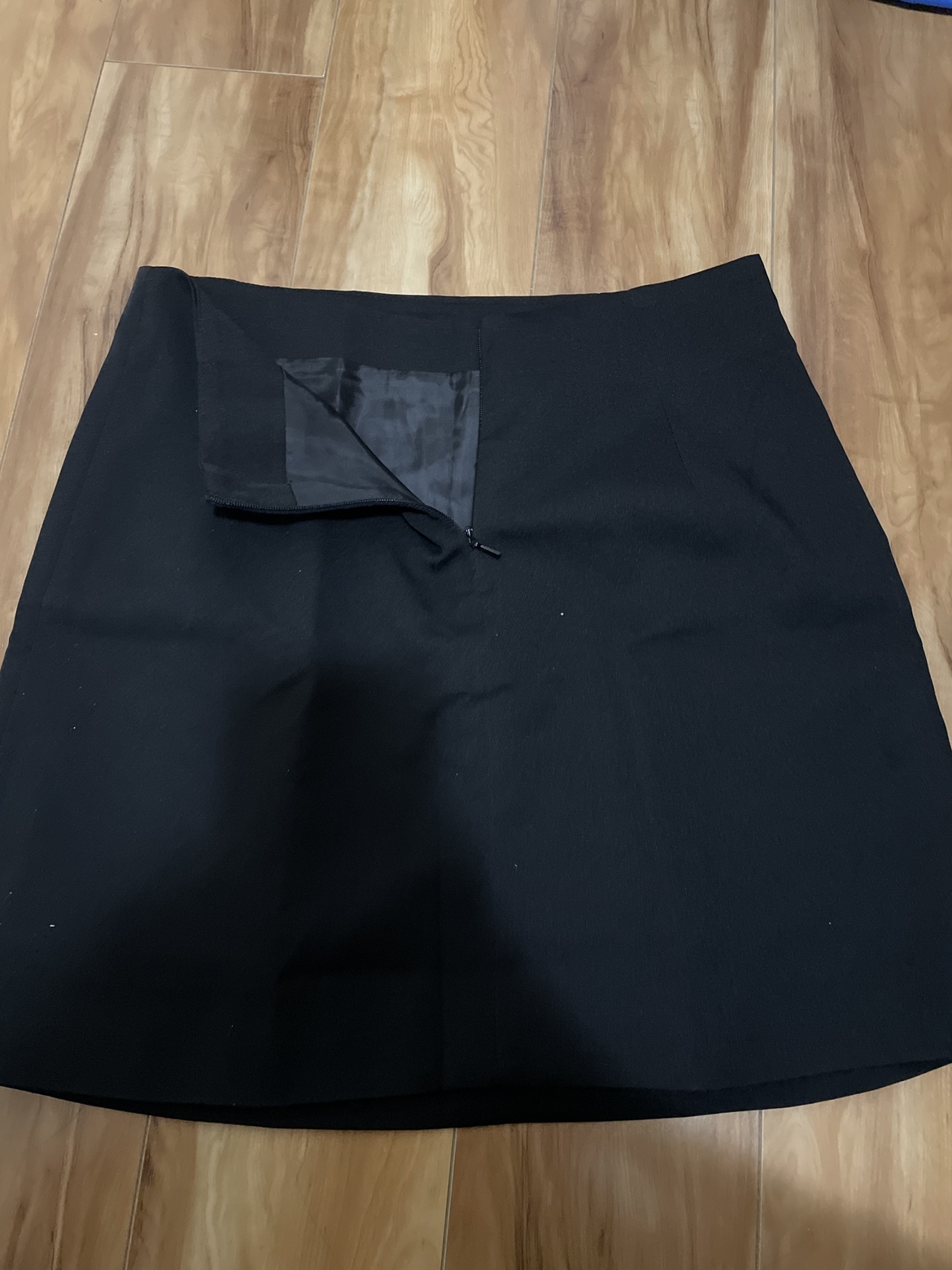 Black mini skirt size small - photo 2