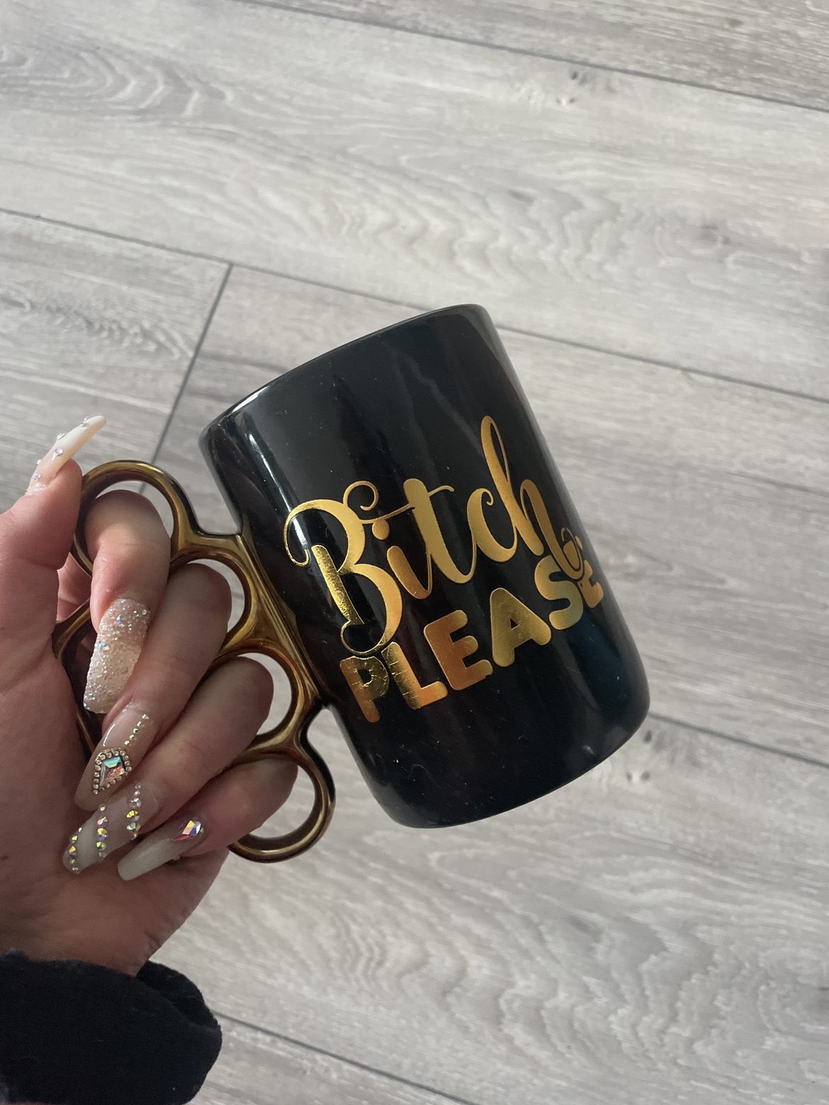Brass knuckles mug image indicator(2)