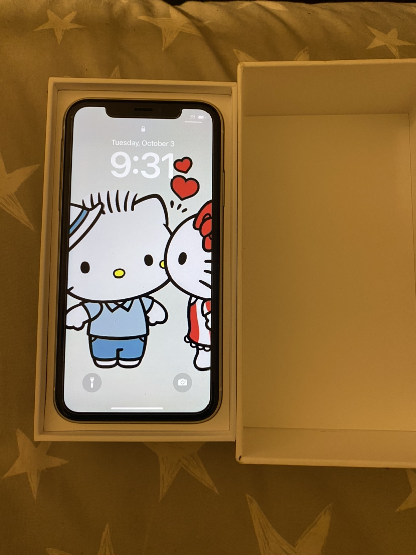 iPhone XR 64GB white with accessories and box thumbnail