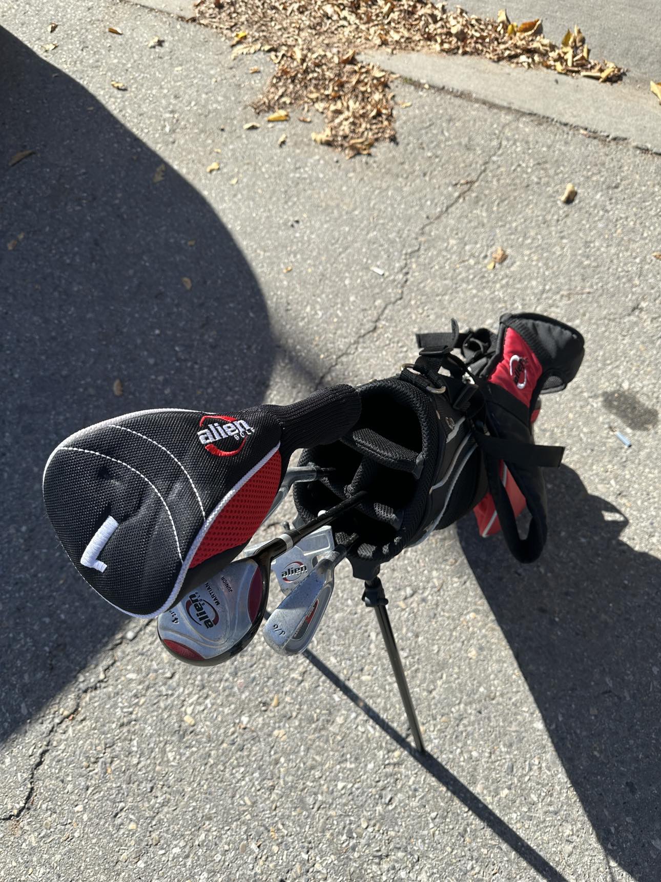 Alien Junior Golf Clubs and bag thumbnail