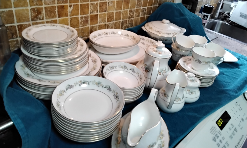Royal Doulton  "Symphony " for 8 Persons Plus Full Service thumbnail