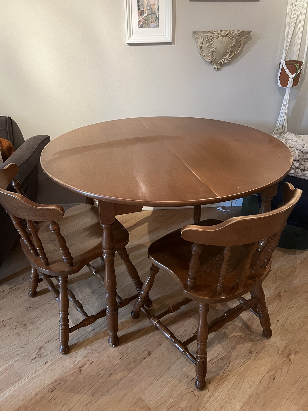 Expanding Wooden Dining Room Table 🦃