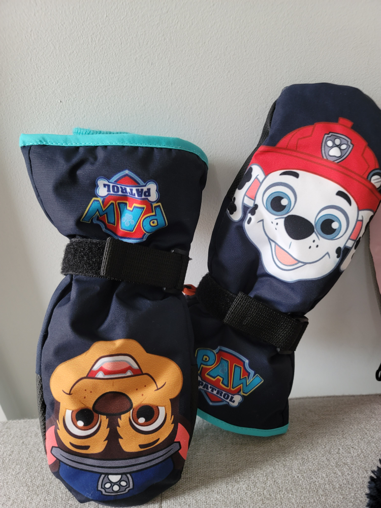 LIKE NEW winter hats and gloves for kids (5 to 6 years old) - photo 3