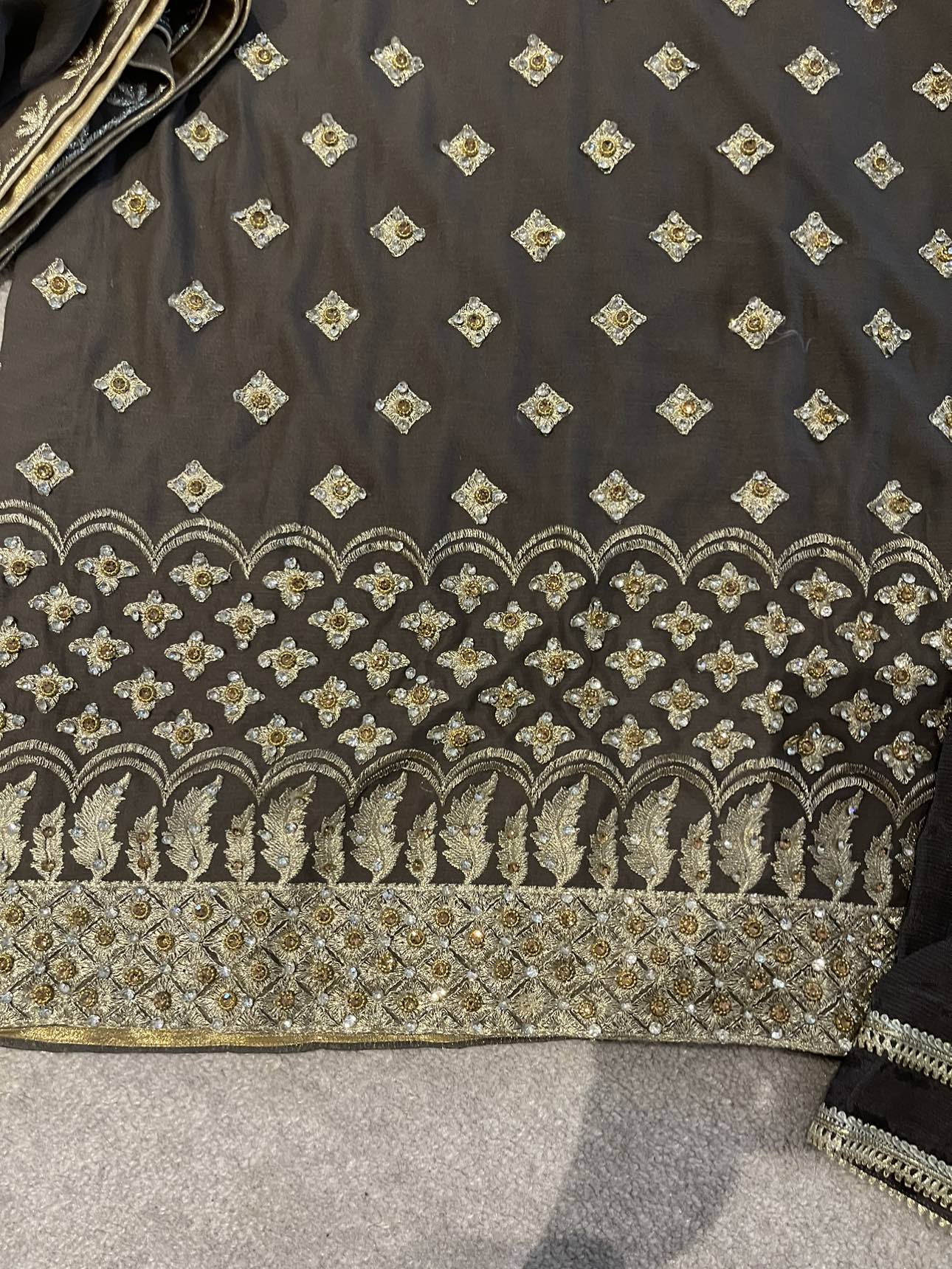 Pakistani shalwar kameez (medium size) image indicator(2)