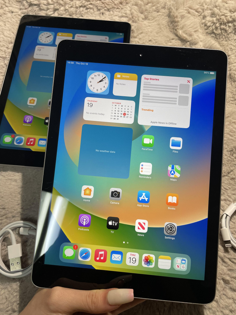 Two Apple iPad 5TH Generation in Perfect Shape - photo 2