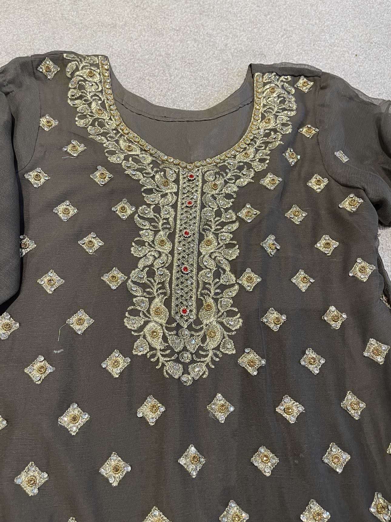 Pakistani shalwar kameez (medium size) image indicator(3)