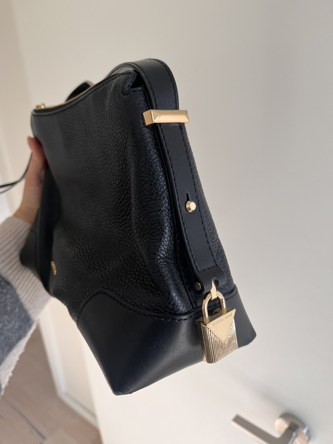 Michael Kors black leather cross body - photo 4