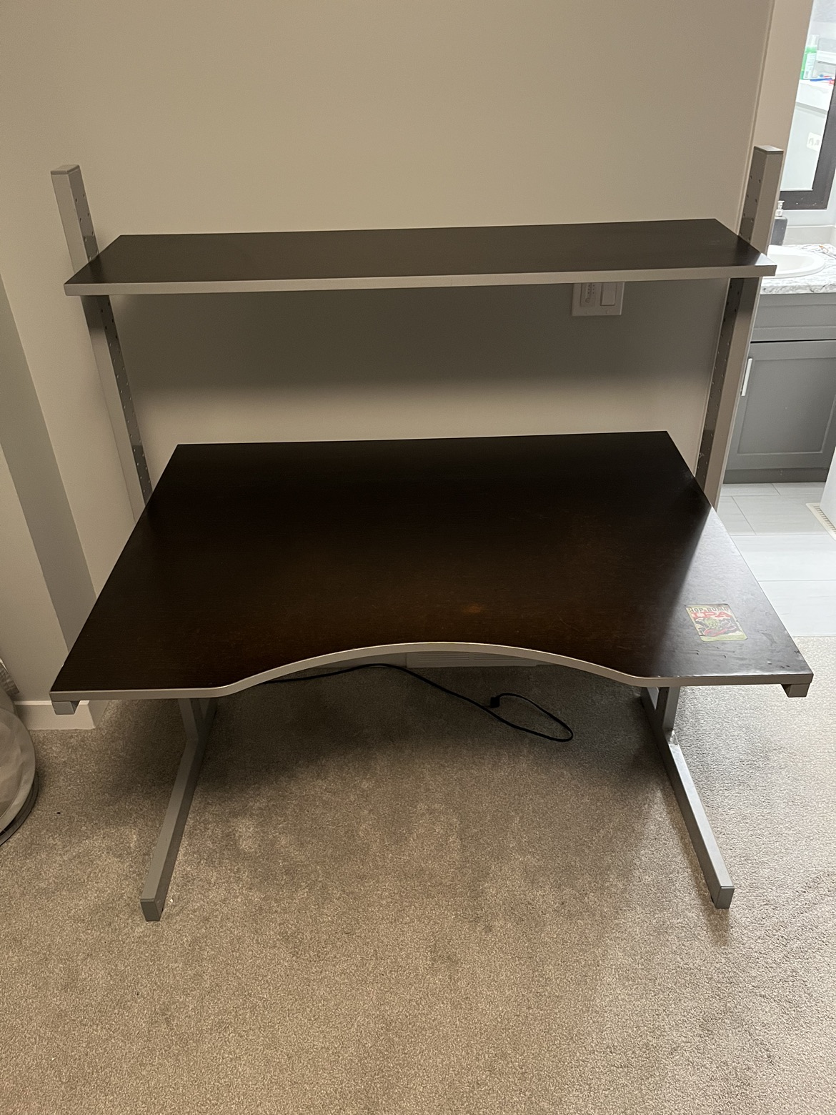 Desk - photo 2