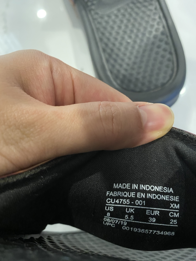 BRAND NEW Nike women’s slides - size 8 image indicator(2)