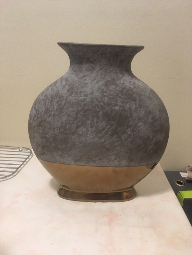 Vase, no damages. image indicator(2)