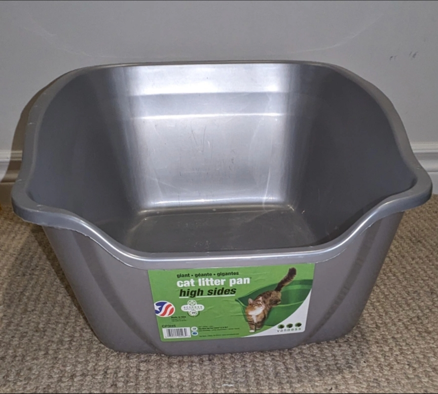 Litter box with sifter scoop.