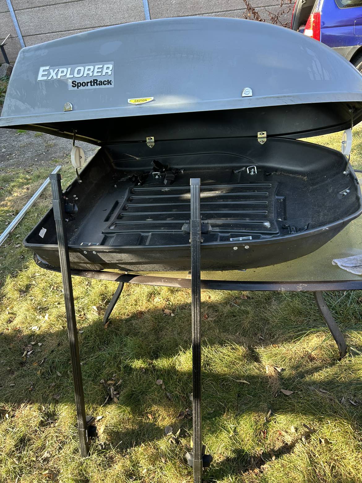 Cargo box with roof racks thumbnail