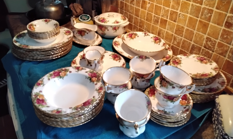 Royal Albert Bone China "Old Country Roses " Set for 8 x 6 Plus  thumbnail