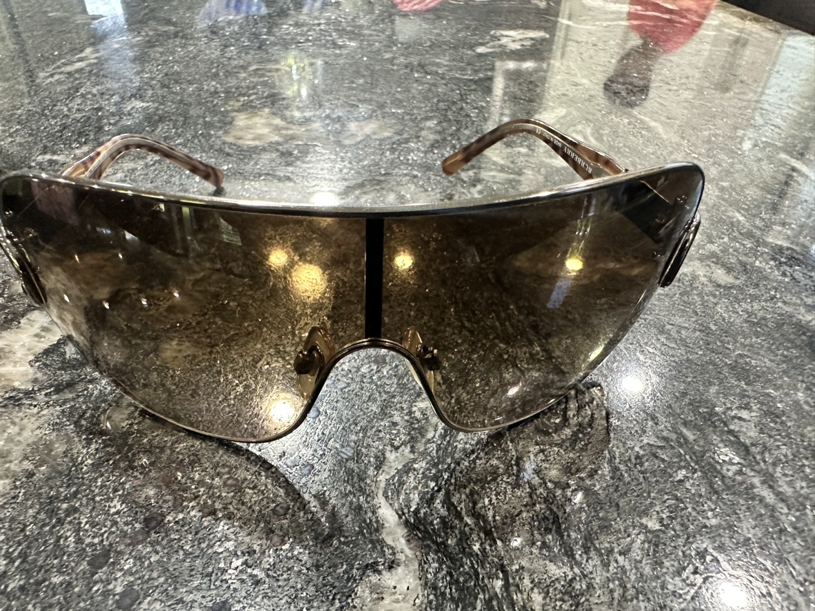 Burberry unisex sunglasses in fantastic condition - photo 4
