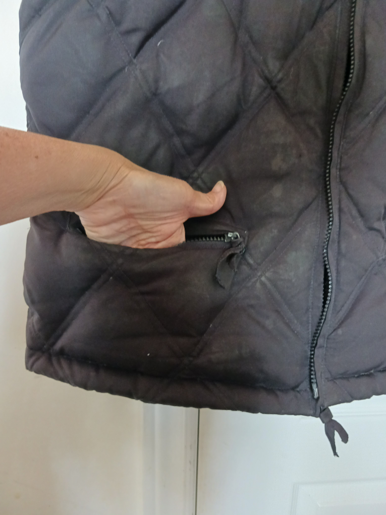 Gap Men's puffer vest image indicator(3)