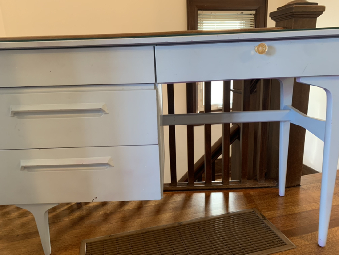 Desk - photo 3