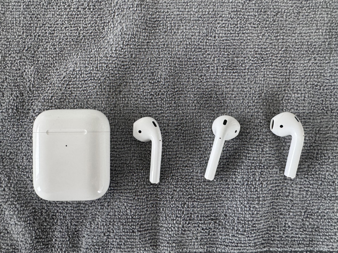 AirPods with Wireless Charging Case