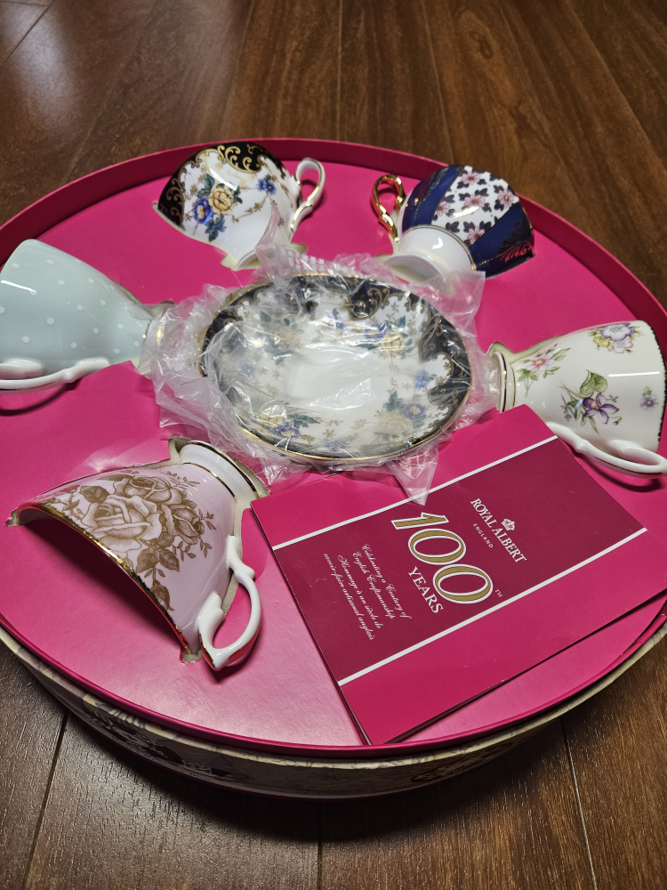 Royal Albert 100 years 59$ for one set
