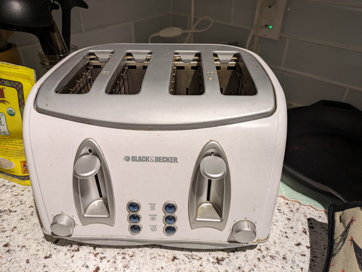 White 4 slice toaster - Black & Decker brand thumbnail