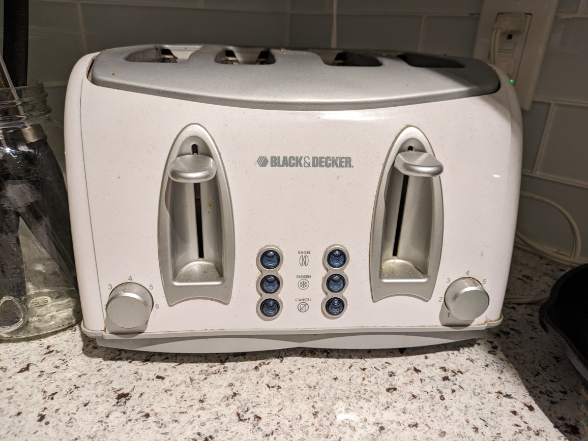 White 4 slice toaster - Black & Decker brand - photo 2