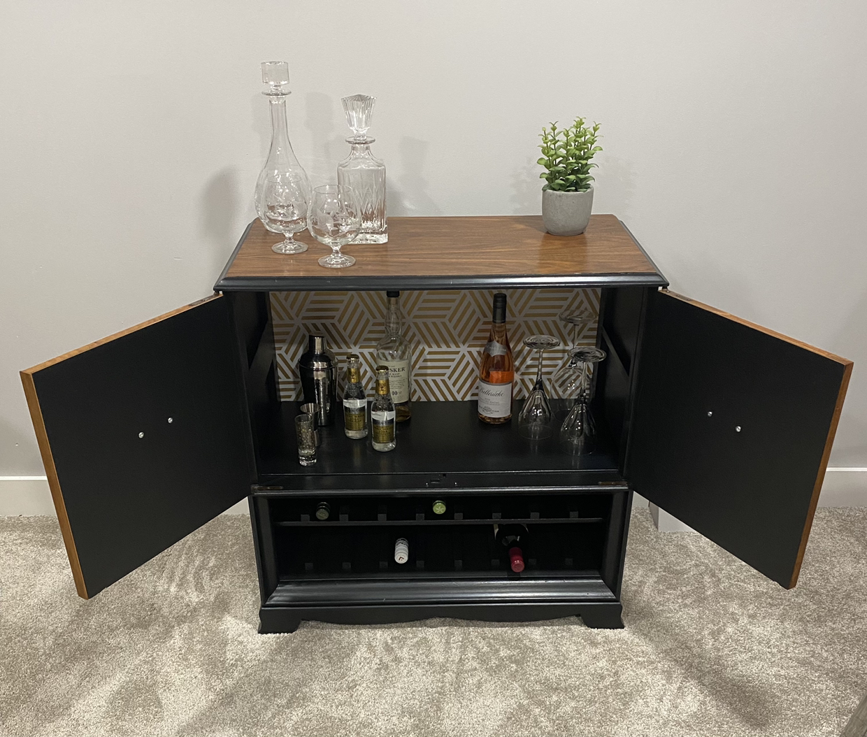 Unique MCM Liquor / Bar / Wine Cabinet - Midnapore SE - photo 2