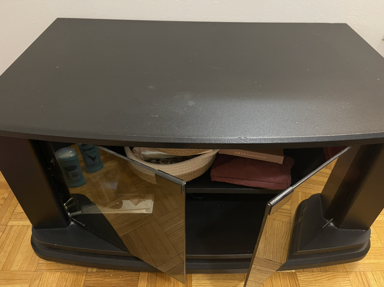 Tv table/stand with wheels. - photo 3