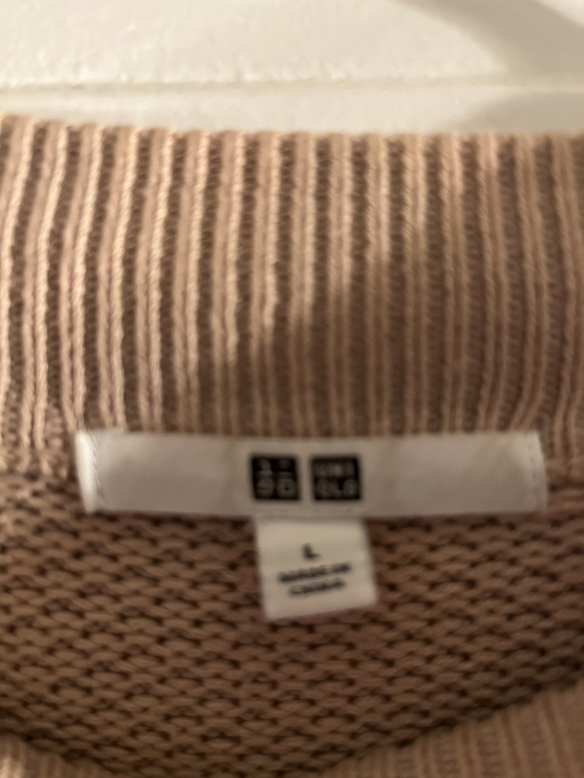Uniqlo sweater size L image indicator(3)