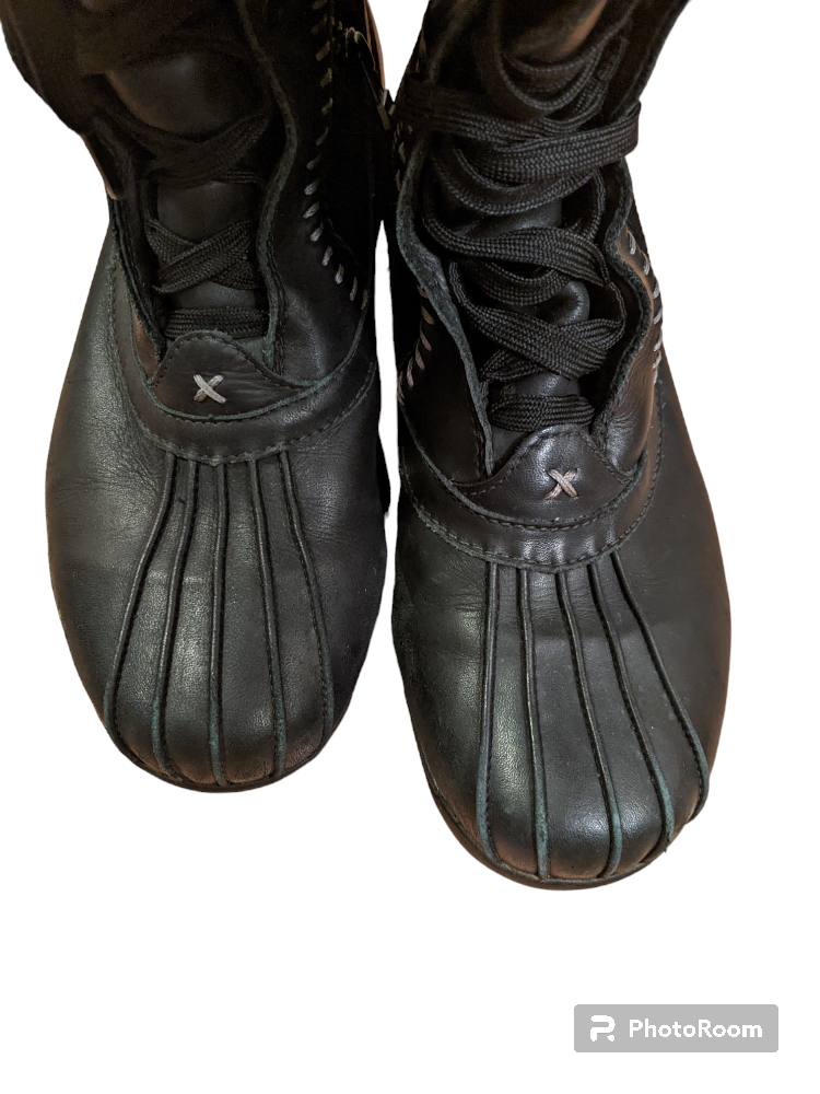 Great condition WOMENS HELLY HANSEN size 8W winter boots image indicator(3)