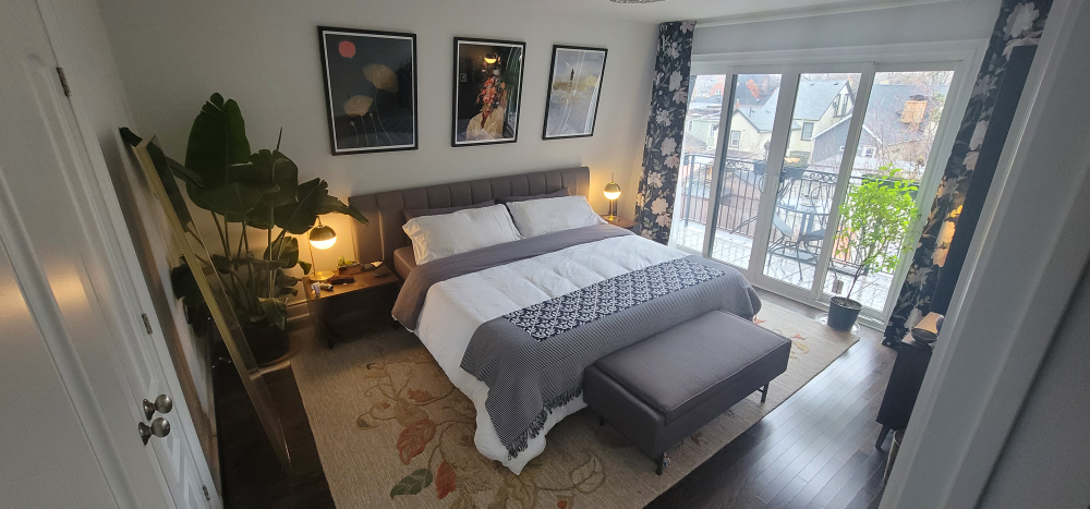 King Bed - solid wood frame - photo 2