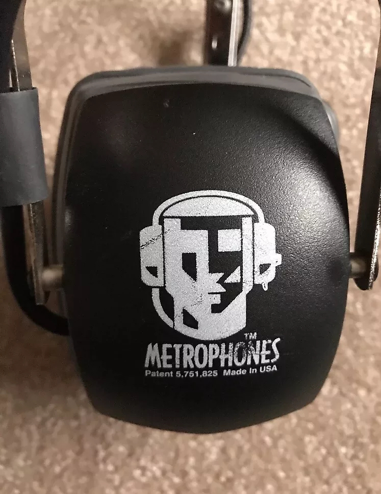 Metrophones Isolation Headphones with built-in Metronome image indicator(2)