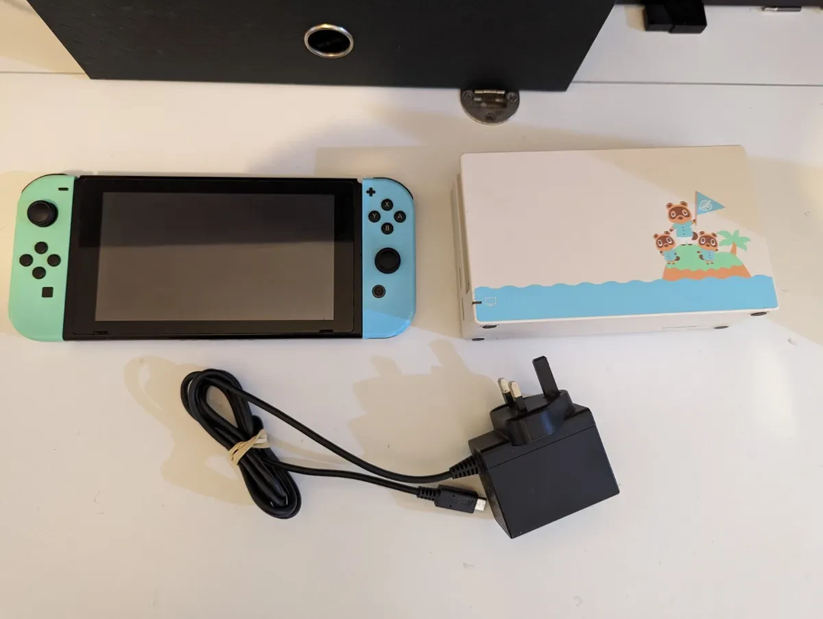 LIKE NEW Nintendo Switch Console in Original Box + 256 SD Card