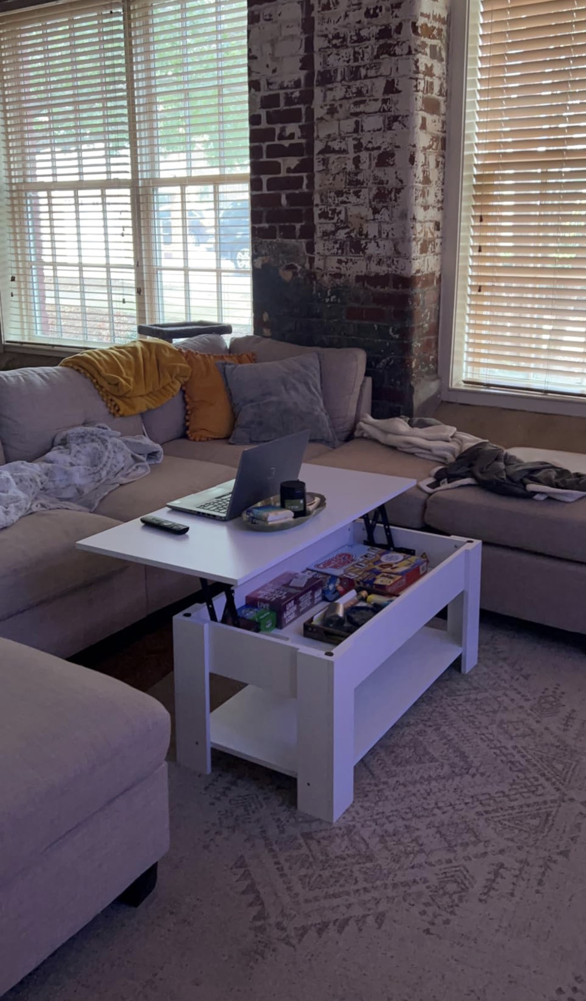 Lift top coffee table in white