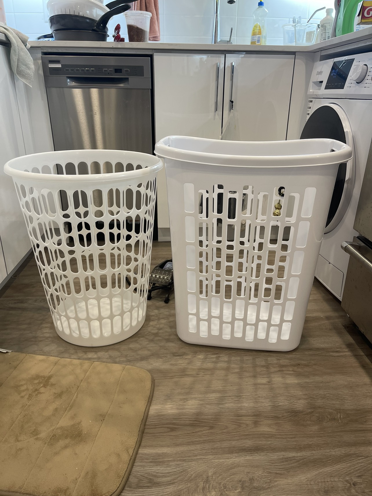 Move out sale pick up today 2 laundry basket for 5$ thumbnail